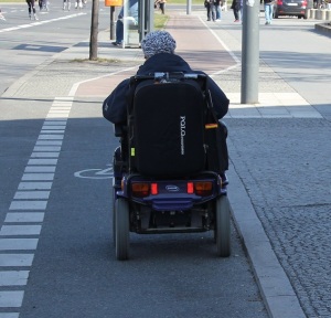 seniorin im elektro rollstuhl