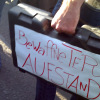Braucht es neue Protestarten? Scherzkoffer bewaffneter aufstand