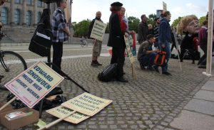 Demo Snowden vor Untersuchungsausschuss