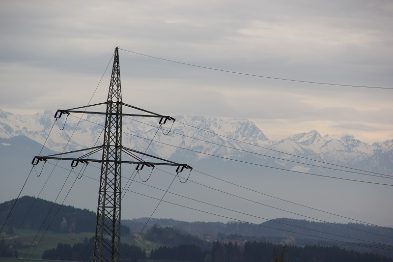 Stromleitung vor Alpen