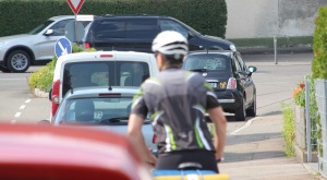 Radfahrer mit Fahrradhelm