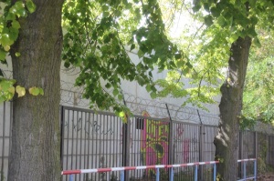 Stacheldraht vor Mauer