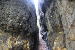 Wanderweg zwischen Felsen
