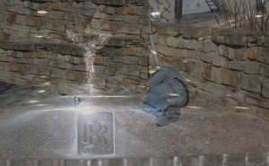 Obdachloser spiegelt in Rolls Royce