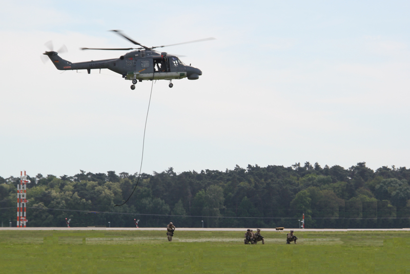 Hubschrauber setzt Soldaten ab