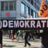 Buchempfehlung: Wie Demokratien sterben oder warum die “AfD” verboten werden müsste Demokratie symbolisch beerdigen