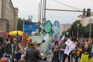 ceta-demo-berlin-blaue-figuren