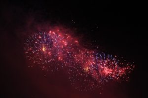 feuerwerk-rot-funken