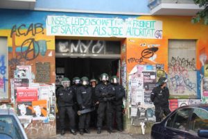 Polizei stellt sich vor Haus in Berlin