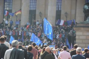 EU Fahnen Pulse of Europe Demo Berlin