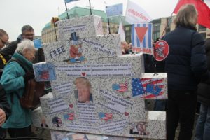Aufstehen Kundgebung Bastelmauer Rueckseite
