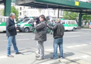 Journalisten-bei-der-Berichterstattung