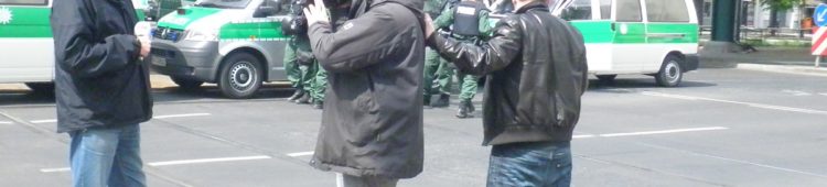 Presse: Schutz vor Nazis Journalisten-bei-der-Berichterstattung