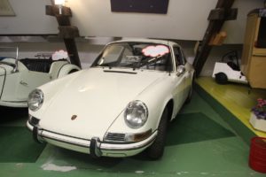 Porsche mit runden Scheinwerfern