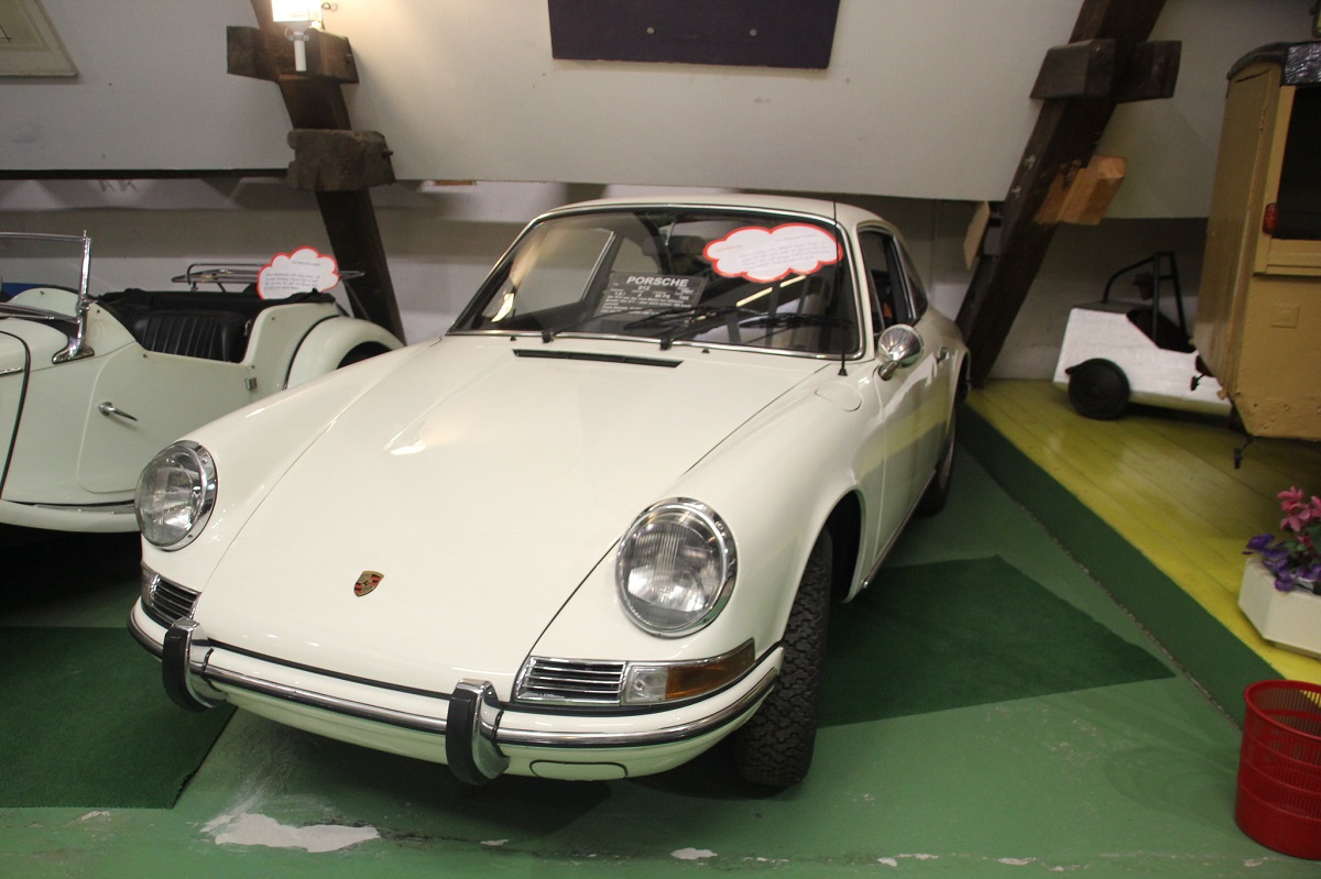 Porsche mit runden Scheinwerfern