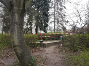 Gesperrter-Spielplatz-in-Berlin