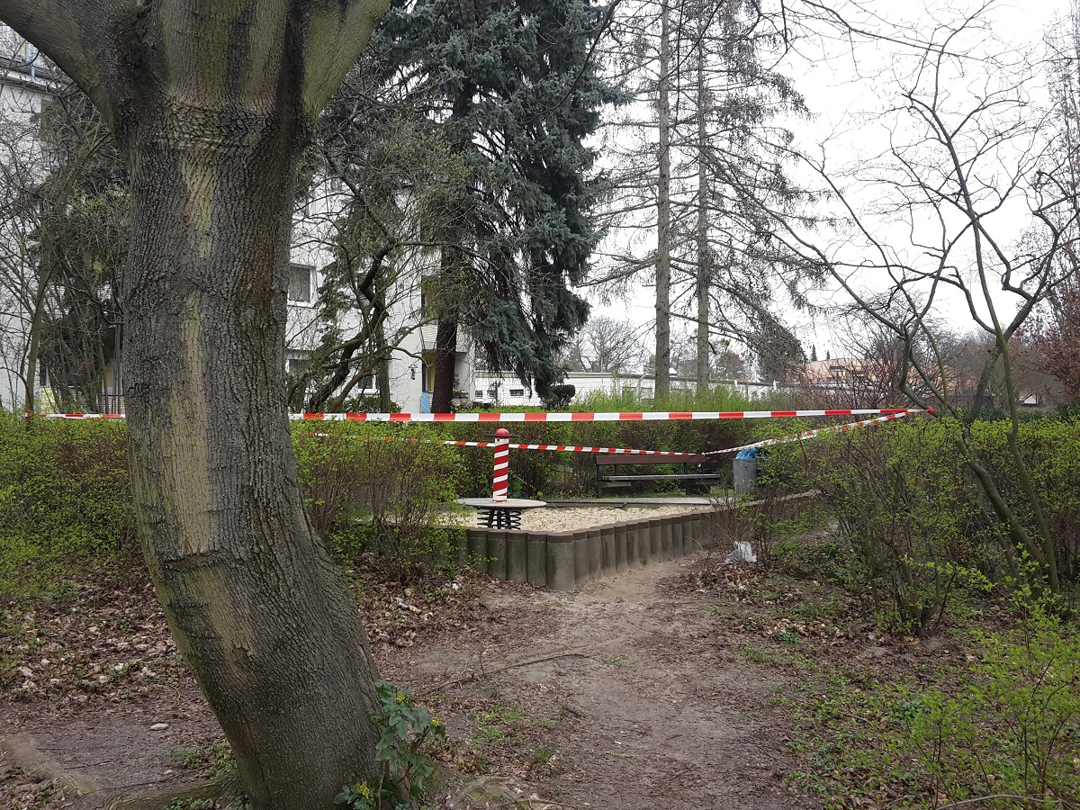 Gesperrter-Spielplatz-in-Berlin